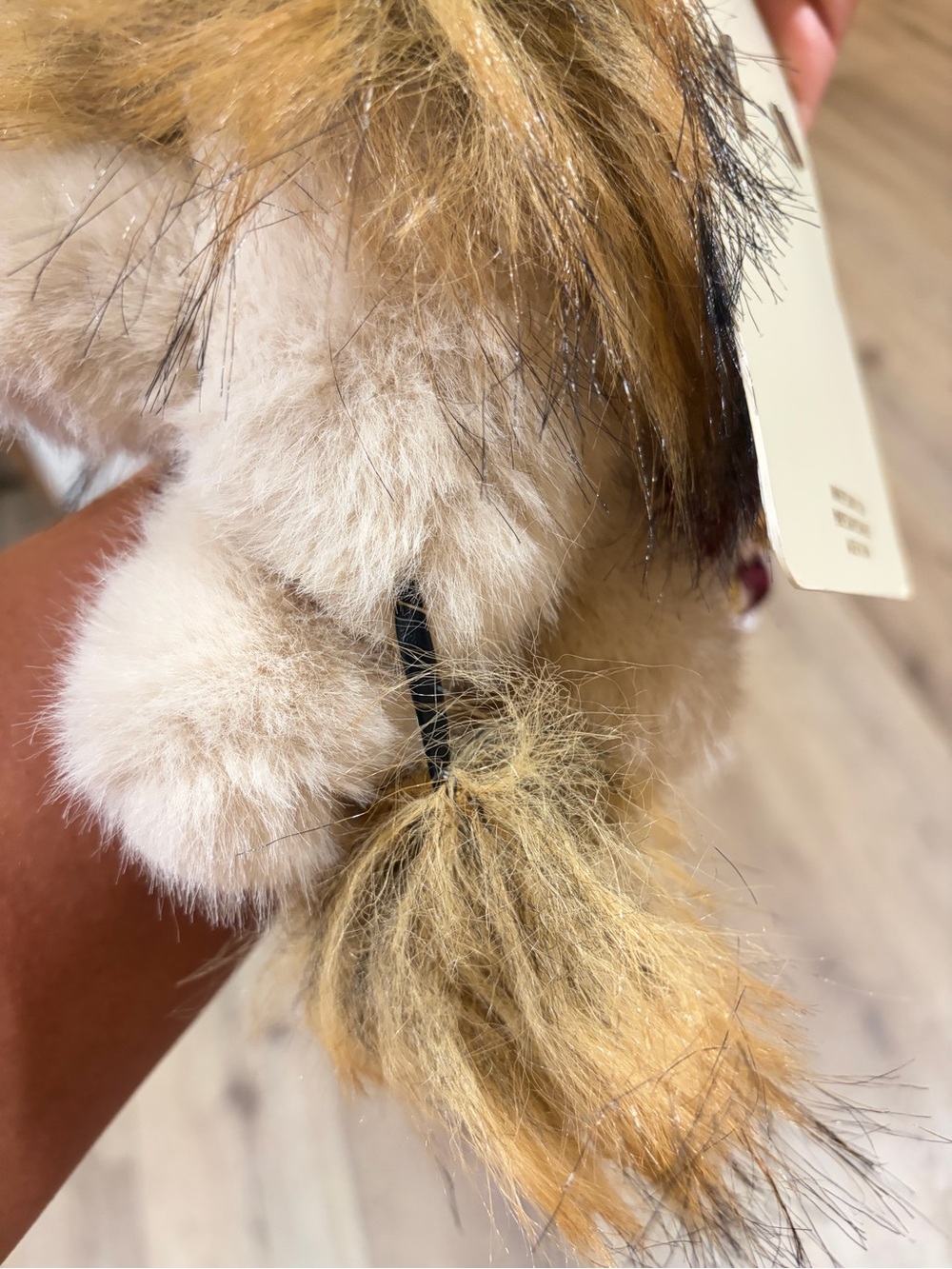 EYECANDY Viral lion 🦁 Faux Fur Pom Bag Charm - Picture 5 of 5